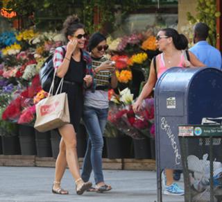 Katie Holmes feet photo thumbnail