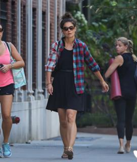 Katie Holmes feet photo thumbnail