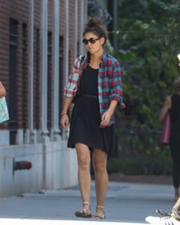 Katie Holmes feet photo thumbnail