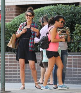 Katie Holmes feet photo thumbnail