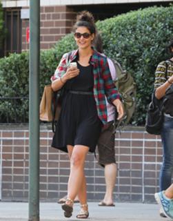Katie Holmes feet photo thumbnail