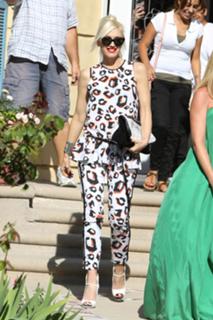 Gwen Stefani feet photo thumbnail