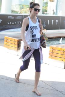 Michelle Monaghan feet photo thumbnail