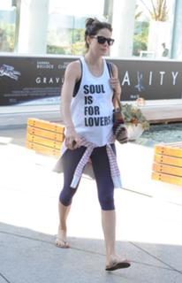 Michelle Monaghan feet photo thumbnail