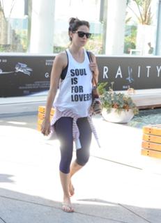 Michelle Monaghan feet photo thumbnail