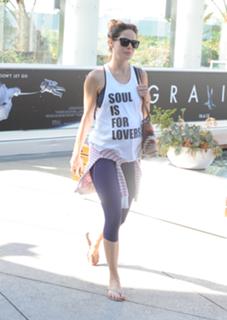 Michelle Monaghan feet photo thumbnail