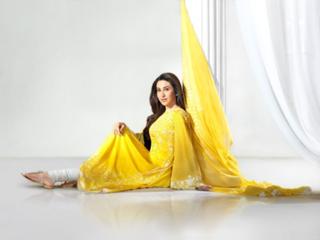 Karisma Kapoor feet photo thumbnail