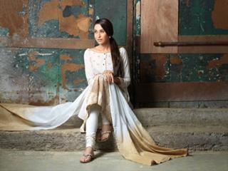 Karisma Kapoor feet photo thumbnail