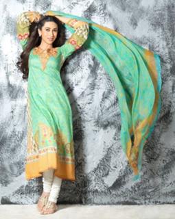 Karisma Kapoor feet photo thumbnail