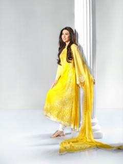Karisma Kapoor feet photo thumbnail