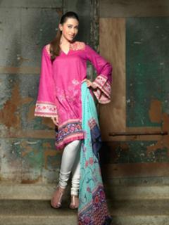 Karisma Kapoor feet photo thumbnail