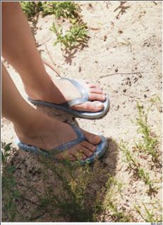 Ai Shinozaki feet photo thumbnail