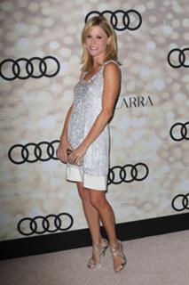 Julie Bowen feet photo thumbnail