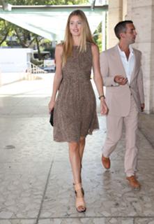 Doutzen Kroes feet photo thumbnail