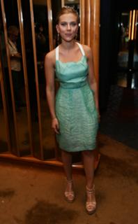 Scarlett Johansson feet photo thumbnail