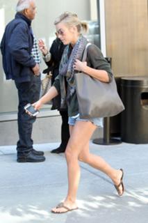 Julianne Hough feet photo thumbnail