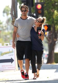 Kaley Cuoco feet photo thumbnail
