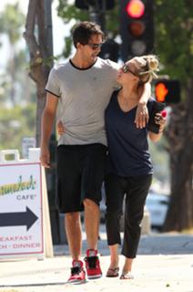 Kaley Cuoco feet photo thumbnail