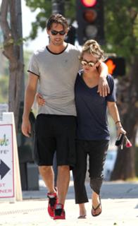 Kaley Cuoco feet photo thumbnail