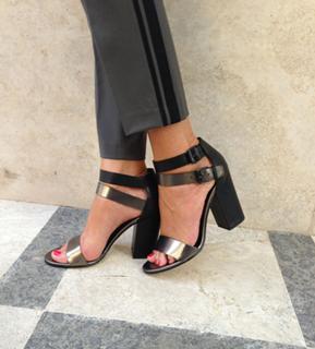 Alessia Marcuzzi feet photo thumbnail