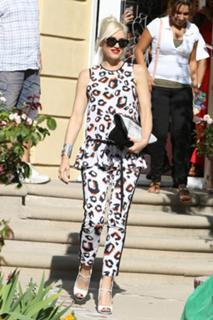 Gwen Stefani feet photo thumbnail