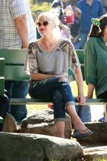 Gwen Stefani feet photo thumbnail