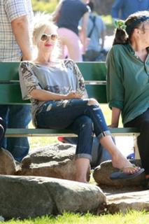 Gwen Stefani feet photo thumbnail