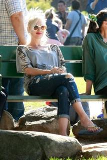 Gwen Stefani feet photo thumbnail