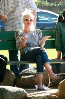 Gwen Stefani feet photo thumbnail