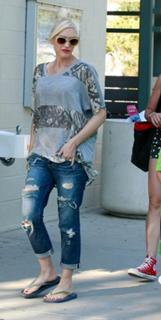 Gwen Stefani feet photo thumbnail