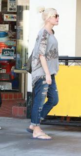 Gwen Stefani feet photo thumbnail