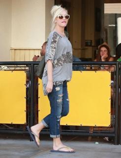 Gwen Stefani feet photo thumbnail