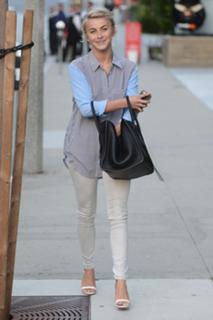 Julianne Hough feet photo thumbnail