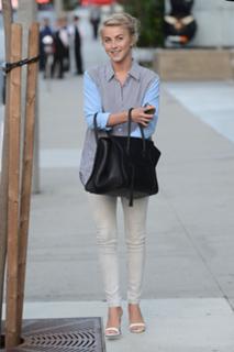Julianne Hough feet photo thumbnail