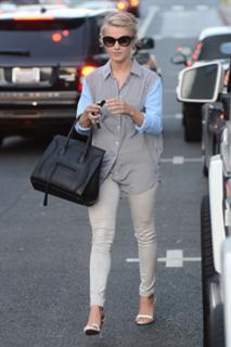 Julianne Hough feet photo thumbnail