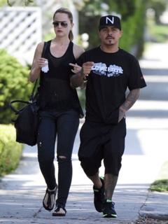 Mena Suvari feet photo thumbnail
