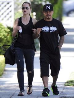 Mena Suvari feet photo thumbnail