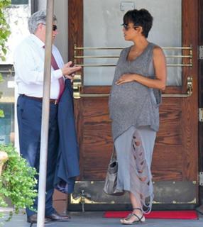 Halle Berry feet photo thumbnail