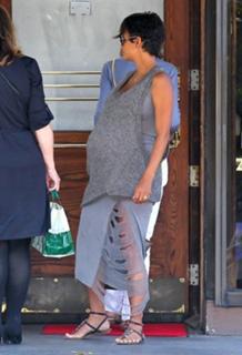 Halle Berry feet photo thumbnail