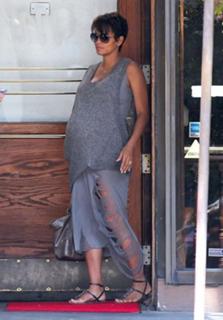 Halle Berry feet photo thumbnail