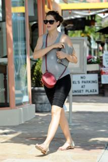 Michelle Monaghan feet photo thumbnail