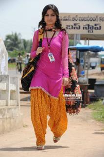Kriti Kharbanda feet photo thumbnail