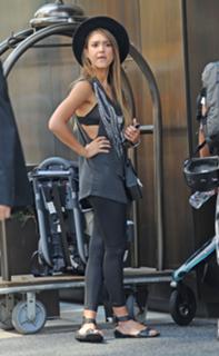 Jessica Alba feet photo thumbnail
