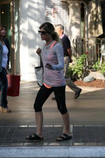 Selma Blair feet photo thumbnail