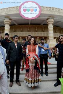 Karisma Kapoor feet photo thumbnail