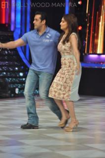 Madhuri Dixit feet photo thumbnail