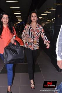 Madhuri Dixit feet photo thumbnail