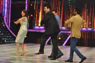 Madhuri Dixit feet photo thumbnail