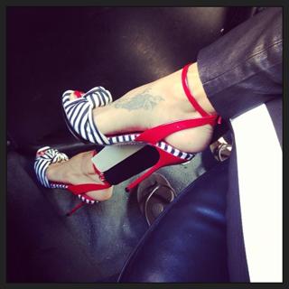 Brooke Burke feet photo thumbnail