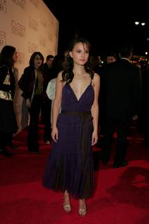 Natalie Portman feet photo thumbnail